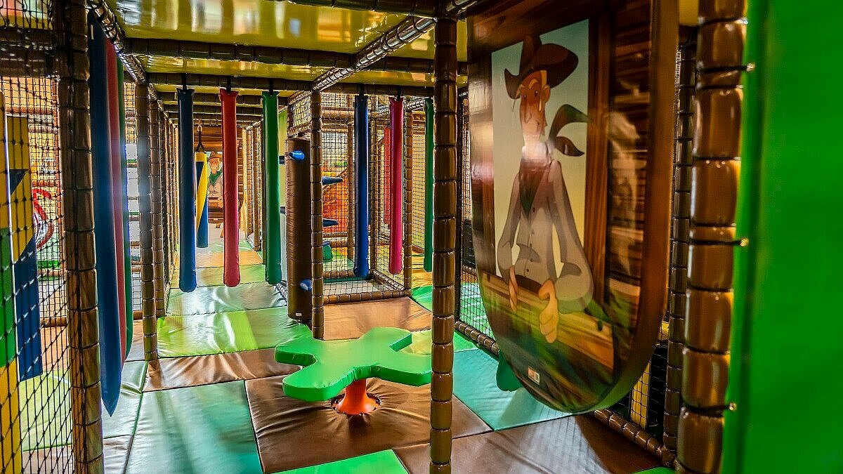 Indoor Softplayanlage in der Spielscheune Indoor Softplayanlage mit buntem Kletterturm, Rutschen, Trampolinen und vieles mehr!