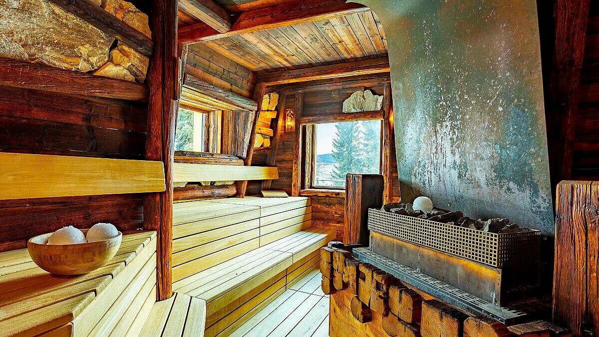 Rustikale finnische Sauna im Elldus Spa mit nachhaltigen Aroma Eiskugeln für dem Aufguss.